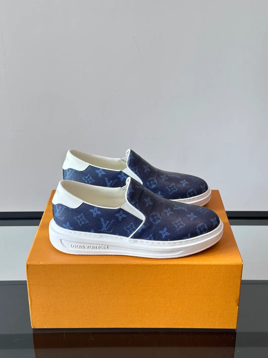 Men's shoes 💰p360 "LOUIS VUITTO＊" Classic presbyopic slip-on loafers are made of classic Damier Gra men's shoes 💰phite canvas, with LV logo embellishment on the shoe body, leather straps decorated with LV metal logo buckles, smooth calf leather trim, and Monogram flower rubber outsole, full of youthful vitality and elegance. Blake craftsmanship and hand-stitched uppers cleverly establish recognition, and the standard sheepskin lining provides a comfortable and soft foot feel! Size: 38-44